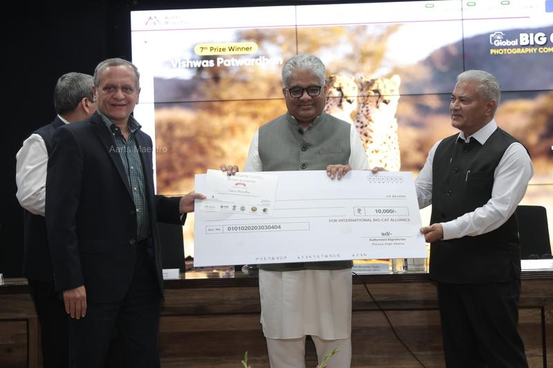 7th Prize Winner Capt. Vishwas Patwardhan receiving cash prize cheque and Winner Certificate from Hon. Minister Shri Bhupender Yadav and Dr. SP Yadav