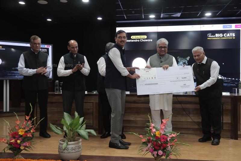 6th Prize Winner Jeetendra Chaware receiving cash prize cheque and Winner Certificate from Hon. Minister Shri Bhupender Yadav and Dr. SP Yadav