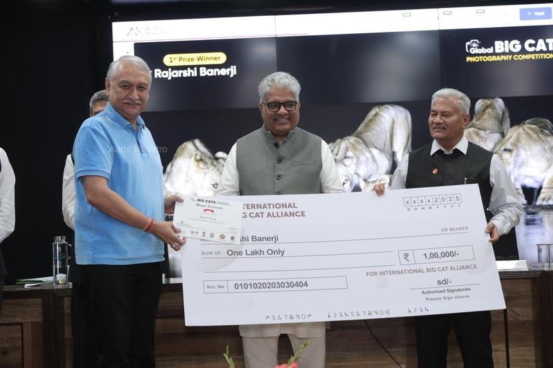 1st Prize Winner Rajarshi Banerji receiving cash prize