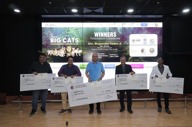 Top Prize Winners with their certificates